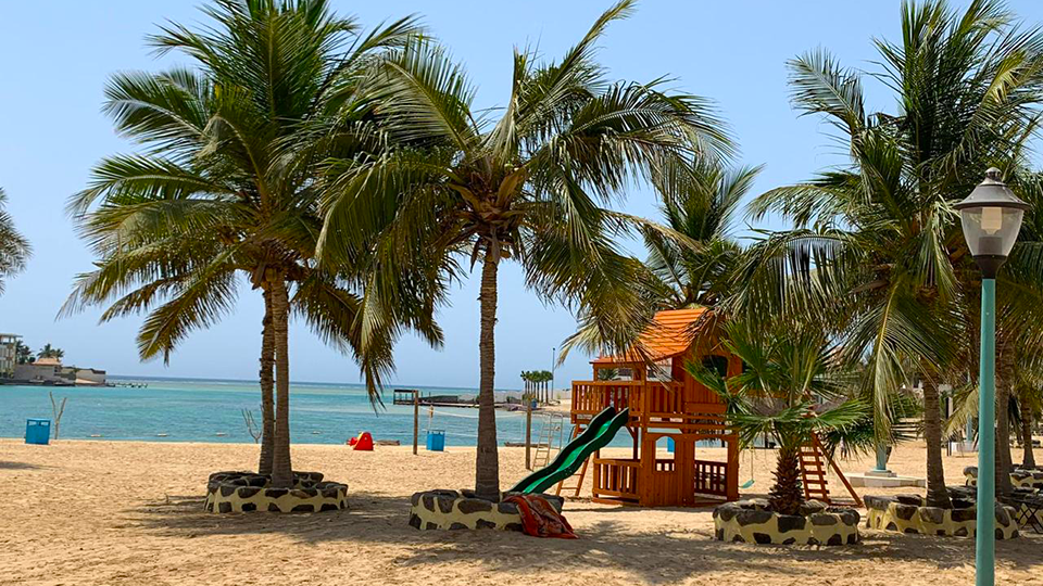 شاطئ الجزيرة الحمراء